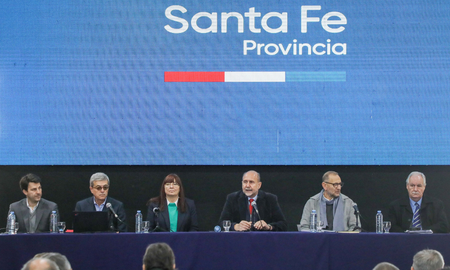 En el encuentro, el gobernador Perotti brindó los detalles en torno al cobro de la deuda que Nación mantiene con la provincia de Santa Fe. En el encuentro, el gobernador Perotti brindó los detalles en torno al cobro de la deuda que Nación mantiene con la provincia de Santa Fe.