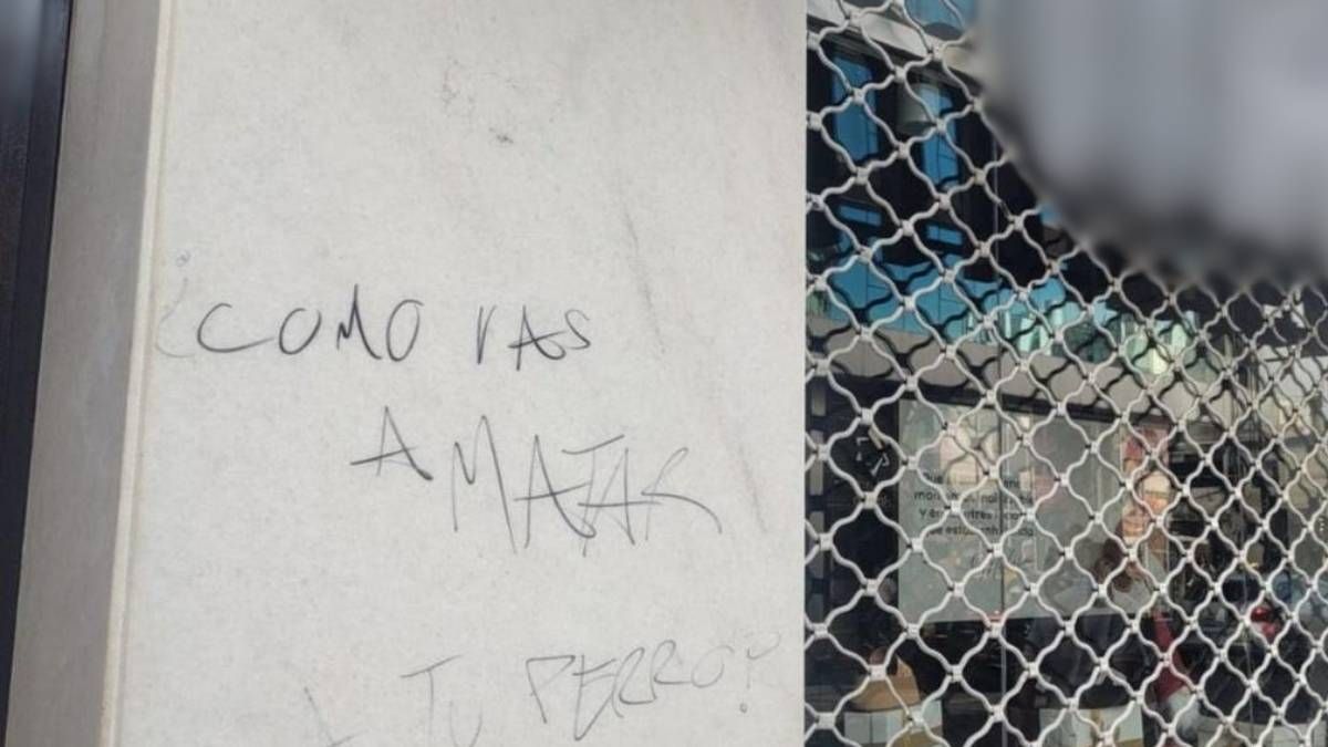 El perro habría estado varias horas encerrado.