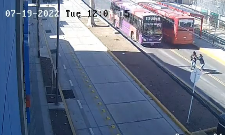 Video: un colectivo atropelló a dos personas en Guaymallén Video: un colectivo atropelló a dos personas en Guaymallén