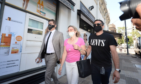 La diputada bonaerense de Juntos por el Cambio Carolina Píparo decidió dar un giro en la defensa de su marido Juan Ignacio Buzali. Desplazó al abogado Fernando Burlando y contrató al penalista Marcelo Peña, exdefensor del cura torturador Christian Von Wernich. La diputada bonaerense de Juntos por el Cambio Carolina Píparo decidió dar un giro en la defensa de su marido Juan Ignacio Buzali. Desplazó al abogado Fernando Burlando y contrató al penalista Marcelo Peña, exdefensor del cura torturador Christian Von Wernich.