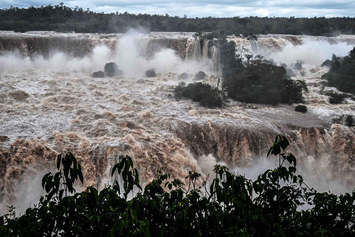 Un turista quiso tomarse una selfie y cayó en las Cataratas del Iguazú.