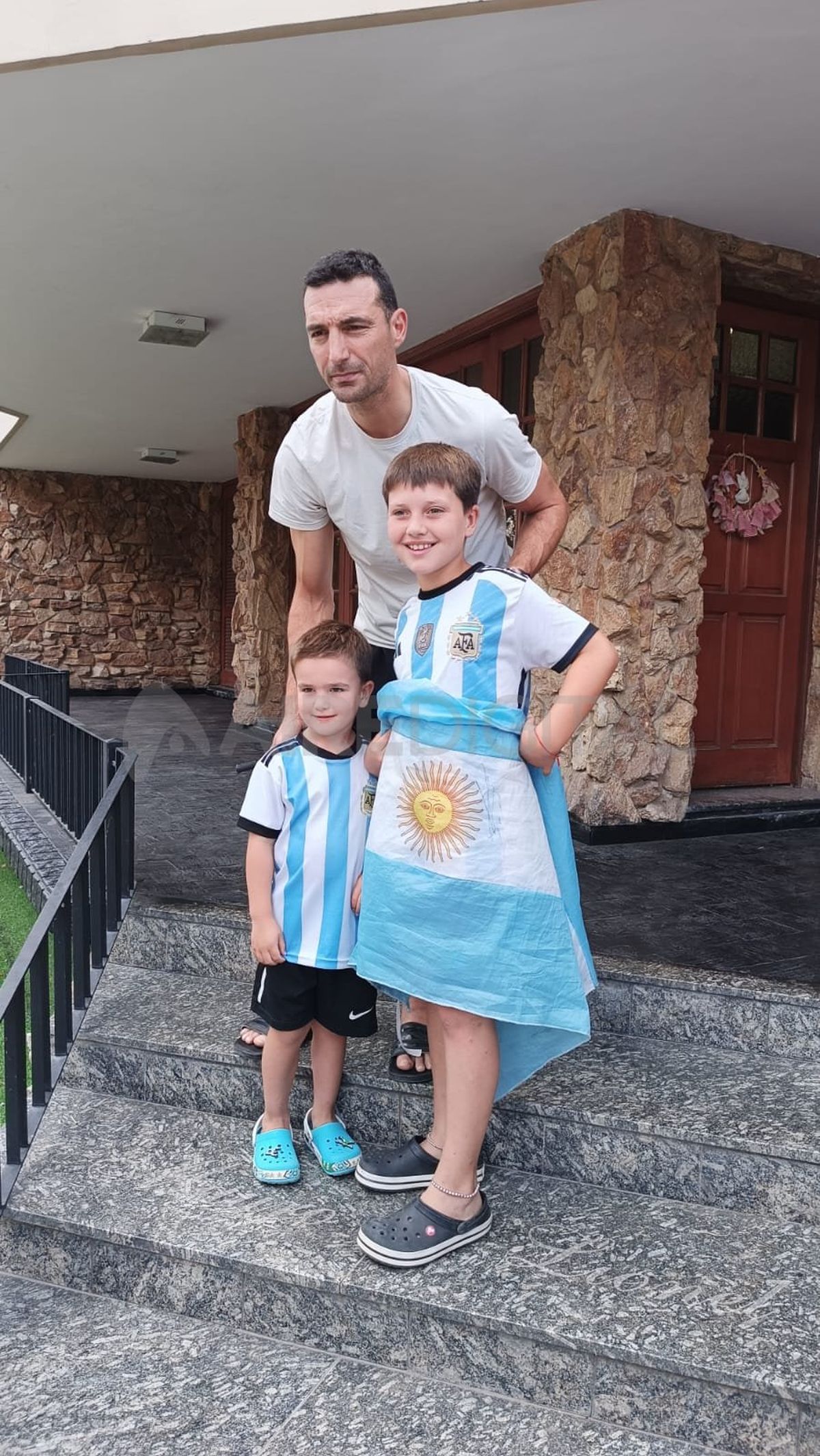 Lionel Scaloni con los vecinos de Pujato. Lionel Scaloni con los vecinos de Pujato.