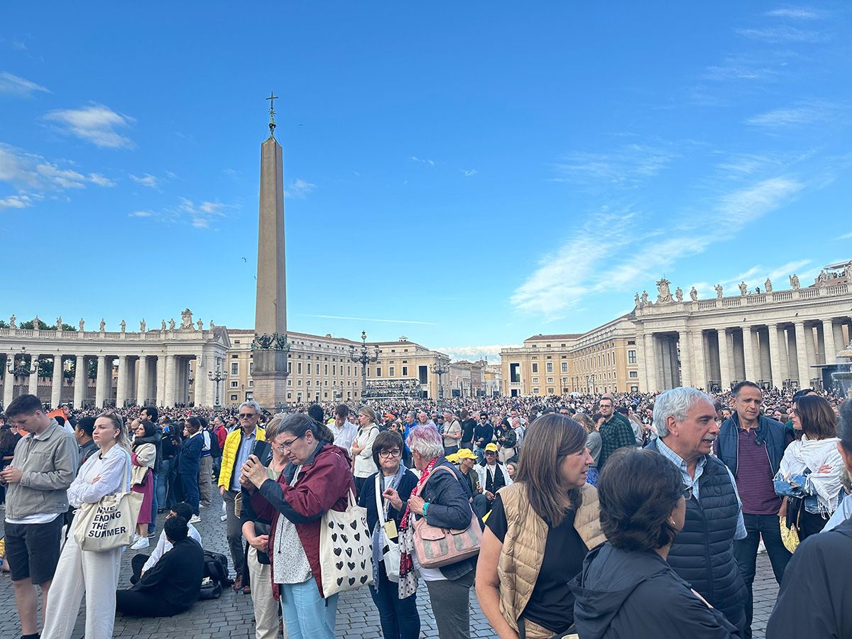 Se estima que fueron casi 50.000 personas las que colmaron la explanada de la Plaza San Pedro hasta entrada la noche de este miércoles. Se estima que fueron casi 50.000 personas las que colmaron la explanada de la Plaza San Pedro hasta entrada la noche de este miércoles.