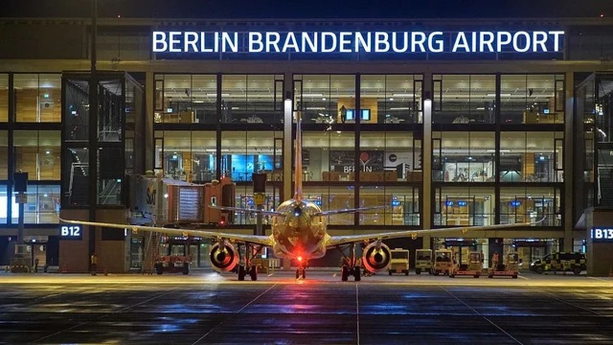 Los pasajeros se enfrentaron a decenas de vuelos cancelados y retrasados, y el impacto pareció empeorar en al menos un aeropuerto importante. Los pasajeros se enfrentaron a decenas de vuelos cancelados y retrasados, y el impacto pareció empeorar en al menos un aeropuerto importante.