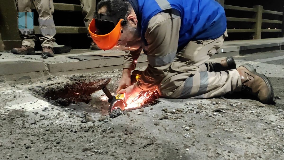 En esta intervención inicial se logró colocar espaciadores metálicos para evitar nuevos movimientos de la estructura. En esta intervención inicial se logró colocar espaciadores metálicos para evitar nuevos movimientos de la estructura.