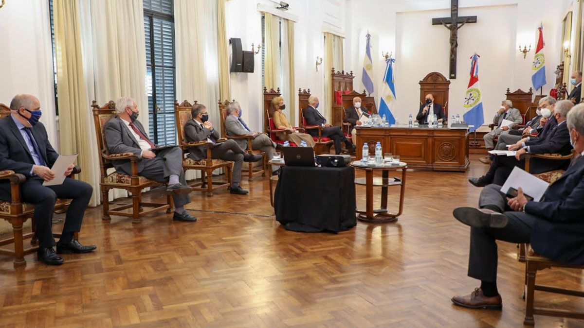 El gobernador Omar Perotti mantuvo este martes por la mañana una reunión con los integrantes de la Corte Suprema de Justicia de la provincia