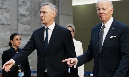 El secretario general de la OTAN, Jens Stoltenberg, y el presidente de EE UU, Joe Biden, este jueves en Bruselas en la reunión de la Alianza. (Gentileza AP) El secretario general de la OTAN, Jens Stoltenberg, y el presidente de EE UU, Joe Biden, este jueves en Bruselas en la reunión de la Alianza. (Gentileza AP)