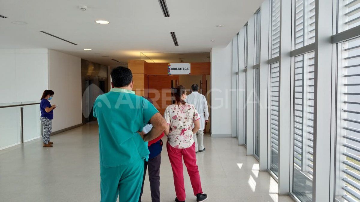 El examen se lleva adelante tomando una muestra de una gota de sangre por medio de una punción en el dedo y su resultado demora 15 minutos.