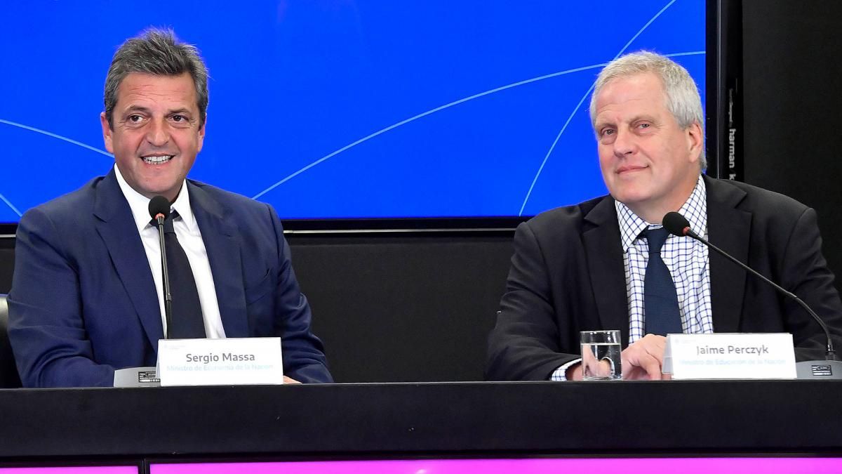 El ministro de Economía, Sergio Massa, y el ministro de Educación, Jaime Perczyk, anunciaron un nuevo aumento en el monto de las Becas Progresar. El ministro de Economía, Sergio Massa, y el ministro de Educación, Jaime Perczyk, anunciaron un nuevo aumento en el monto de las Becas Progresar.