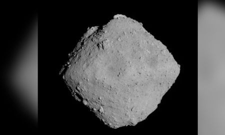 Un análisis de compuestos orgánicos del asteroide Ryugu, mostró similitudes con numerosos estudios previos en el campo de la química probiótica, lo que ayudaría a comprender mejor cómo surgió la vida en la Tierra. Un análisis de compuestos orgánicos del asteroide Ryugu, mostró similitudes con numerosos estudios previos en el campo de la química probiótica, lo que ayudaría a comprender mejor cómo surgió la vida en la Tierra.