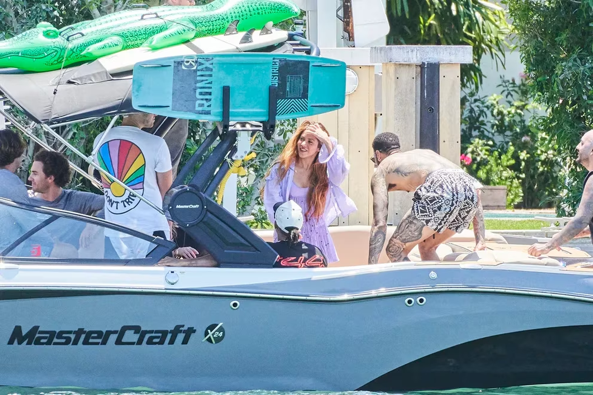El piloto británico Lewis Hamilton recogió a Shakira en el puerto privado de su mansión en Miami. Photo © 2023 Mega/The Grosby Group 