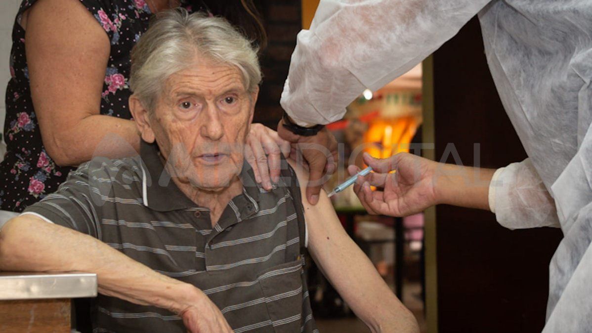 En la ciudad de Santa Fe comenzó la vacunación en 18 geriátricos y en la zona son 35. 