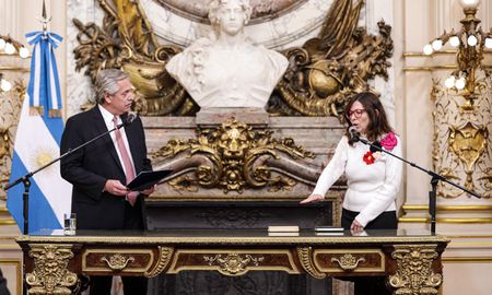 La flamante ministra de Economía de la Nación, Silvina Batakis, finalmente asumió este lunes por la tarde en el cargo, luego de un acto desarrollado en el Salón Blanco de la Casa Rosada. La flamante ministra de Economía de la Nación, Silvina Batakis, finalmente asumió este lunes por la tarde en el cargo, luego de un acto desarrollado en el Salón Blanco de la Casa Rosada.