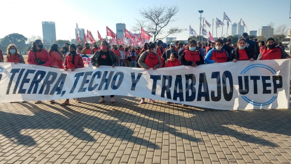 Organizaciones sociales y políticas que componen la Unión de Trabajadores y Trabajadoras de la Economía Popular (UTEP) realizan hoy la tradicional marcha en todo el país