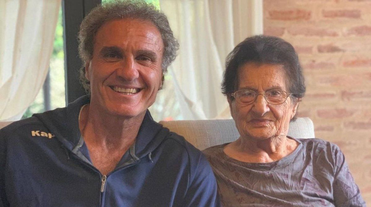 Oscar Ruggeri junto a su madre Hilda. 