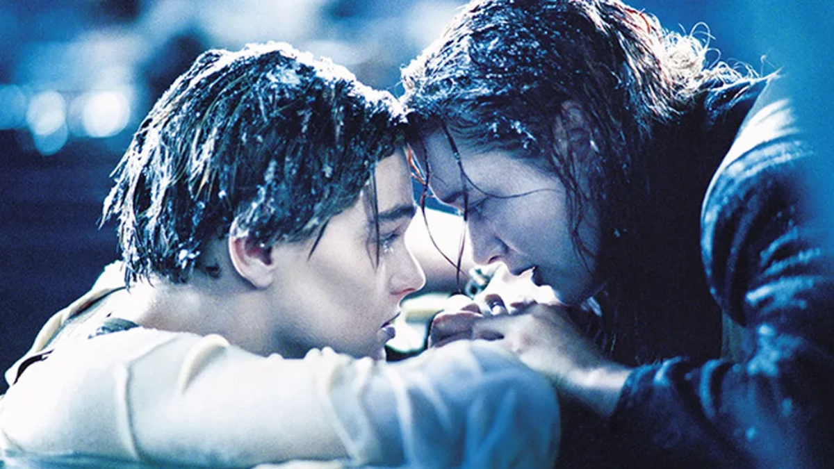 El romance eterno y la entrega absoluta se ven reflejados en esta icónica escena de Titanic donde el amor desafía cualquier destino.