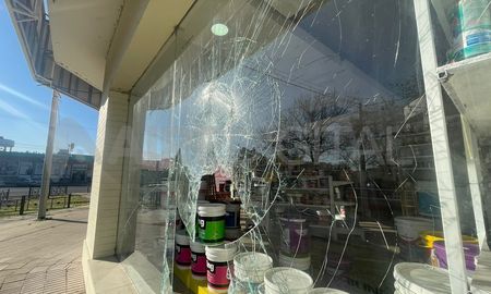 Reventaron la vidriera y robaron en una pinturería del barrio Barranquitas Oeste Reventaron la vidriera y robaron en una pinturería del barrio Barranquitas Oeste