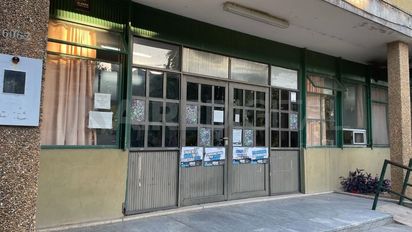 Los asistentes escolares llegaron a abrir la escuela en barrio Los Hornos y había un ladrón durmiendo en la biblioteca