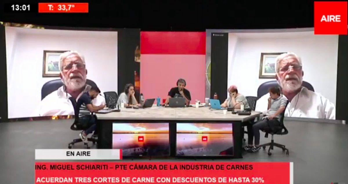 Miguel Schiariti en la entrevista con Luis Mino en la edición en el teatro de Ahora Vengo.