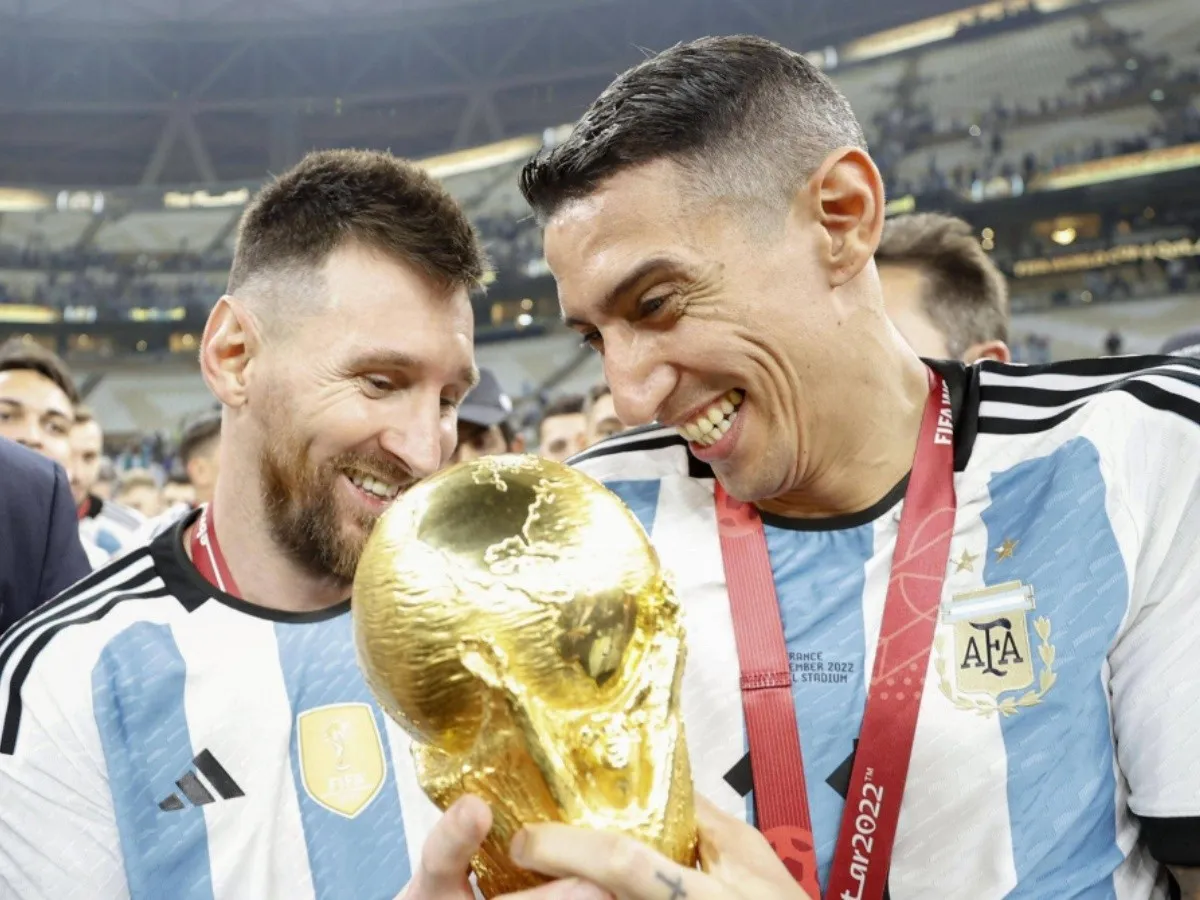 Ángel Di María junto a Lionel Messi en el Mundial de Qatar 2022.