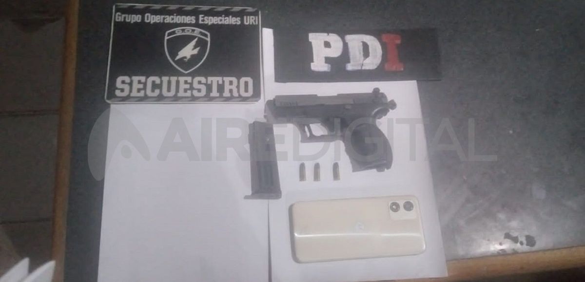 En uno de los allanamientos se secuestró una pistola de grueso calibre. En uno de los allanamientos se secuestró una pistola de grueso calibre.