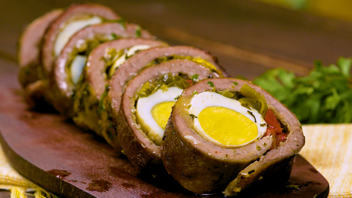 El matambre relleno es una excelente opción para sorprender a tu familia o amigos. El matambre relleno es una excelente opción para sorprender a tu familia o amigos.