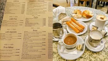 Fue a Café Tortoni, pidió un café, medialunas, churros y mostró cuánto gastó