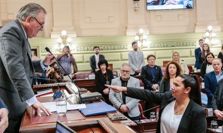 Verónica Colombo juró ante el presidente de la Convención reformadora, Felipe Michlig. Verónica Colombo juró ante el presidente de la Convención reformadora, Felipe Michlig.