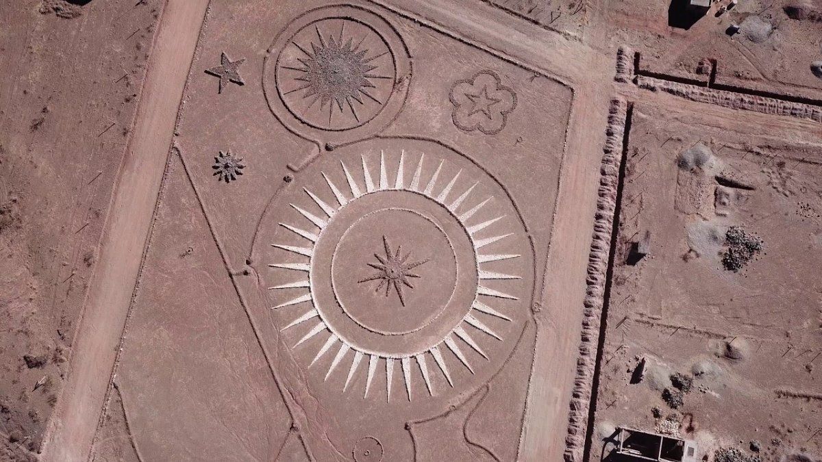 Un hombre construyó un gigantesco ovnipuerto, ante la posible llegada de extraterrestre a la Tierra