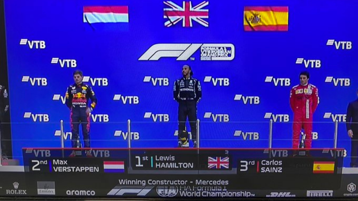 Hamilton, en los más alto del podio tras ganar el Gran Premio de Rusia de Fórmula 1.