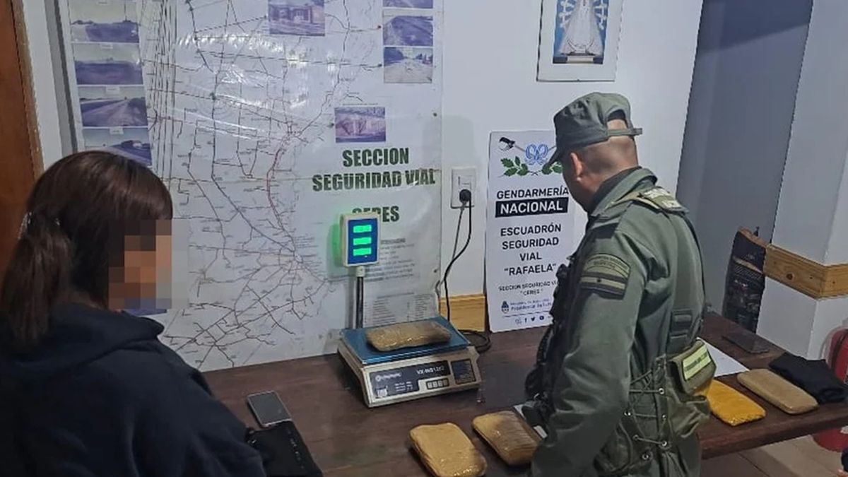 El momento en que personal de Gendarmería pesaba la droga secuestrada del cuerpo de las mujeres bolivianas. El momento en que personal de Gendarmería pesaba la droga secuestrada del cuerpo de las mujeres bolivianas.