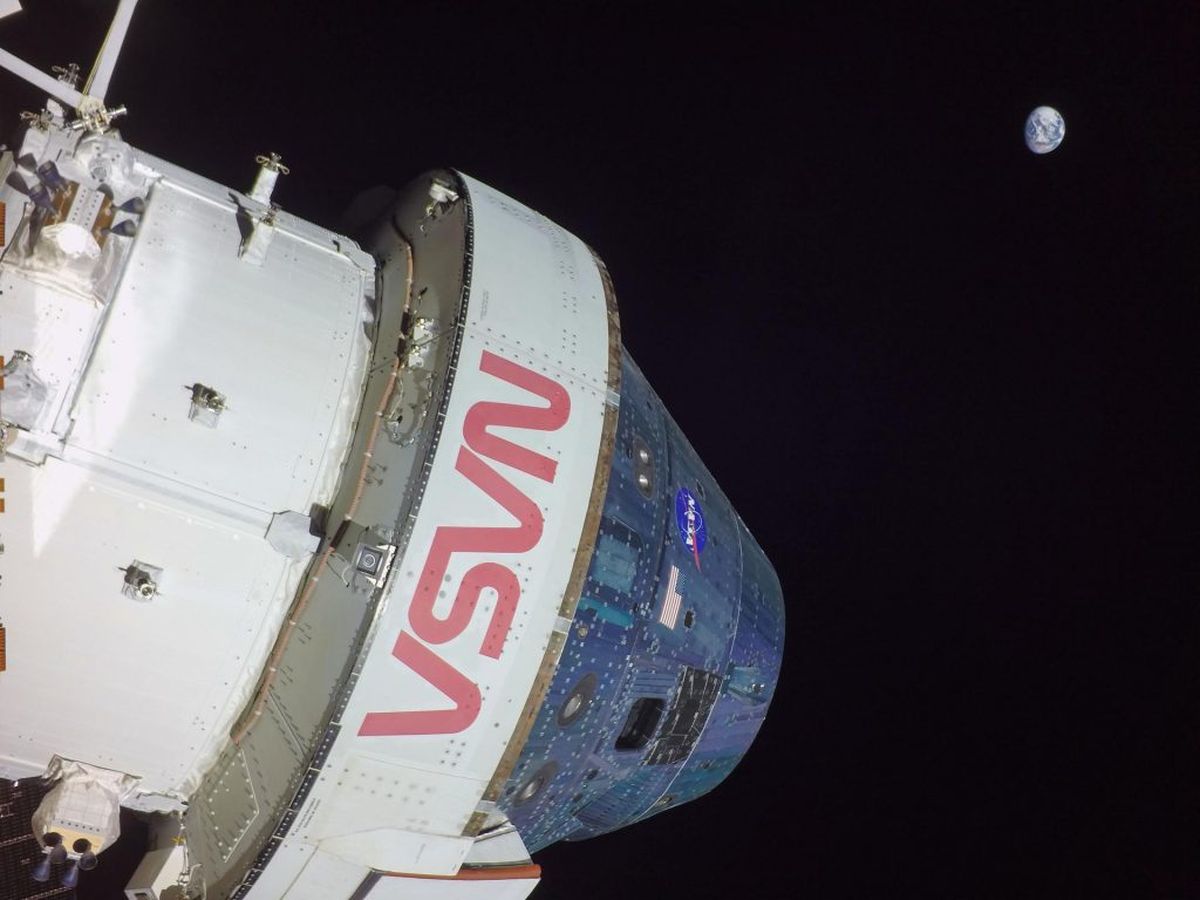 El día de vuelo 11, la nave espacial Orión de la Nasa capturó imágenes mirando hacia atrás a la Tierra desde una cámara montada en uno de sus paneles solares. La nave espacial se encuentra actualmente en una órbita retrógrada distante alrededor de la Luna.