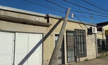 Así quedó el poste: sostenido por el cableado a punto de caer sobre una vivienda en avenida Peñaloza al 7200. Así quedó el poste: sostenido por el cableado a punto de caer sobre una vivienda en avenida Peñaloza al 7200.