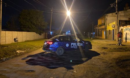Un policía se atrincheró en su casa de Cabaña Leiva junto con sus hijos menores de edad Un policía se atrincheró en su casa de Cabaña Leiva junto con sus hijos menores de edad