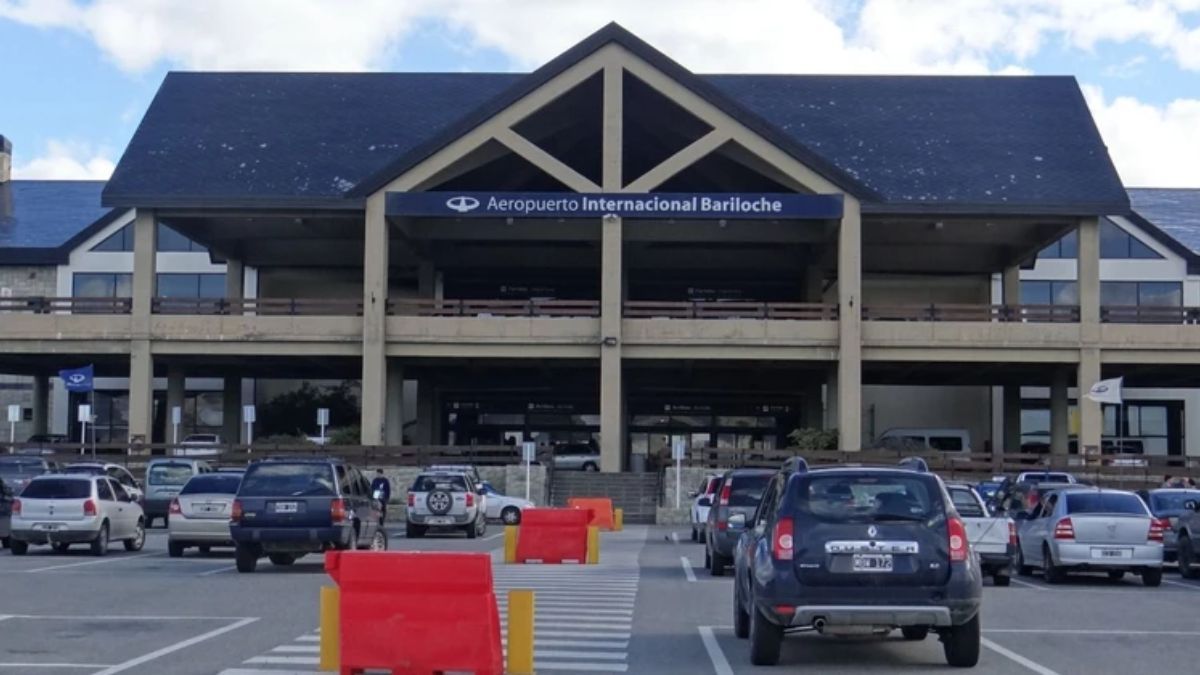 Se olvidaron a un egresado en el aeropuerto de Bariloche y la queja de su mamá se hizo viral: Que desastre