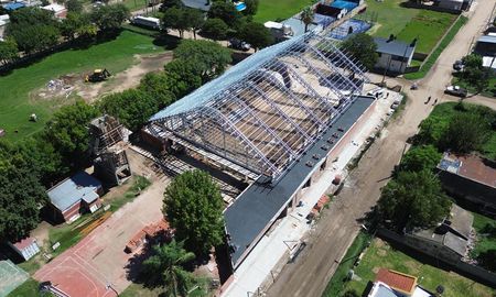 Las obras del Gobierno Provincial no paran: en Coronda ya asoman las columnas para el nuevo gimnasio del CEF N° 22. Las obras del Gobierno Provincial no paran: en Coronda ya asoman las columnas para el nuevo gimnasio del CEF N° 22.