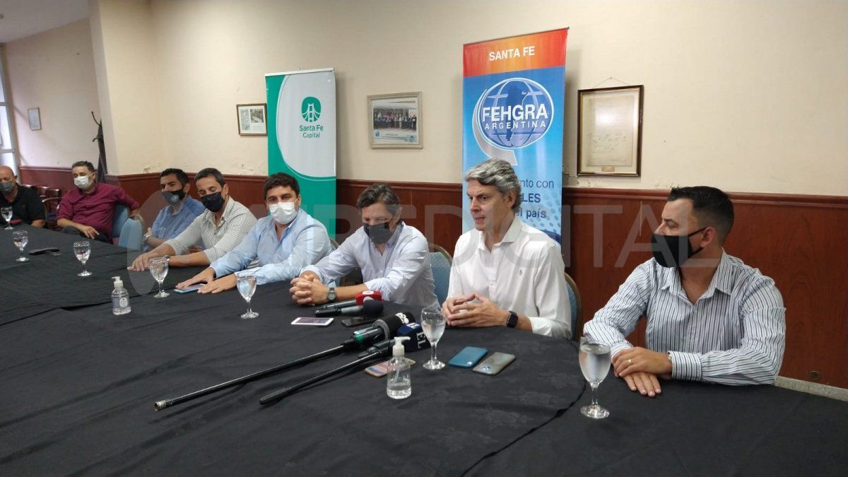 Rodrigo Gayá, presidente de la Asociación Empresaria Hotelera Gastronómica Santa Fe (AEHG) manifestó en conferencia de prensa que: “Para el sector hotelero gastronómico es importante instrumentar estrategias que potencien o permitan la captación de turistas en la temporada estival