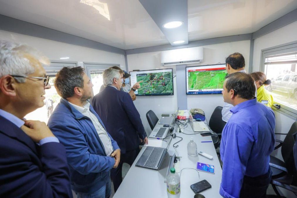 El Presidente descendió en la base operativa que funciona en la Escuela de la Familia Agrícola Ñanderoga, donde se albergan alrededor de 250 brigadistas de distintas provincias y de la delegación enviada por el gobierno de Bolivia.