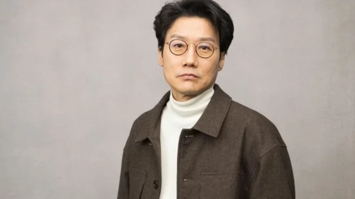Hwang Dong-hyuk es un director y guionista surcoreano, conocido por ser el creador de la serie de televisión El juego del calamar. En 2022, la revista Time lo nombró una de las 100 personas más influyentes del mundo.