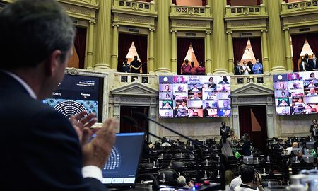 El aborto legal obtuvo media sanción este viernes en Diputados. El aborto legal obtuvo media sanción este viernes en Diputados.
