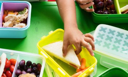 Con la vuelta a clases, muchas familias se enfrentan a la misma duda: qué poner en la mochila para que los chicos coman bien durante la jornada escolar. Con la vuelta a clases, muchas familias se enfrentan a la misma duda: qué poner en la mochila para que los chicos coman bien durante la jornada escolar.