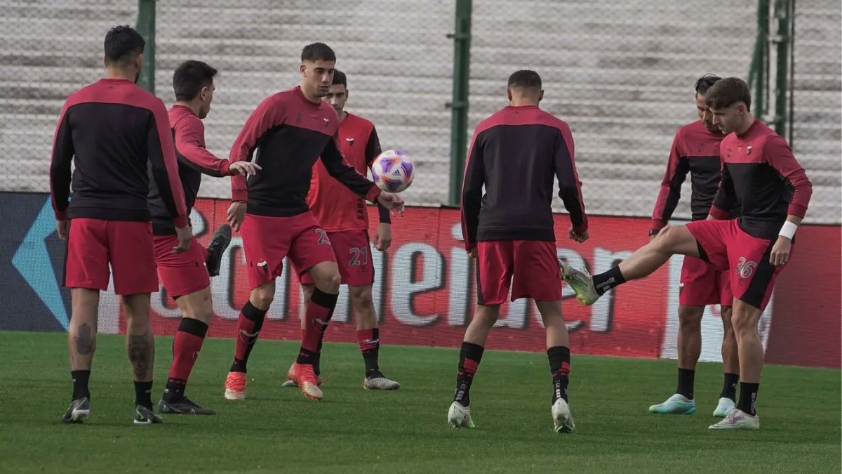 El plantel sabalero ya está en el estadio de Junín. Foto: @ColonOficial