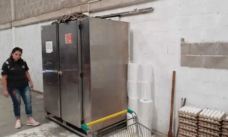 cordoba: una sangucheria tenia 27 empleados encerrados 12 horas al dia y bloqueaba la puerta con una heladera cordoba: una sangucheria tenia 27 empleados encerrados 12 horas al dia y bloqueaba la puerta con una heladera