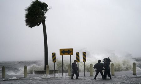 Periodistas trabajan en el malecón de Nueva Orleans antes de la llegada del huracán Ida, el 29 de agosto de 2021.Gerald Herbert / AP Periodistas trabajan en el malecón de Nueva Orleans antes de la llegada del huracán Ida, el 29 de agosto de 2021.Gerald Herbert / AP