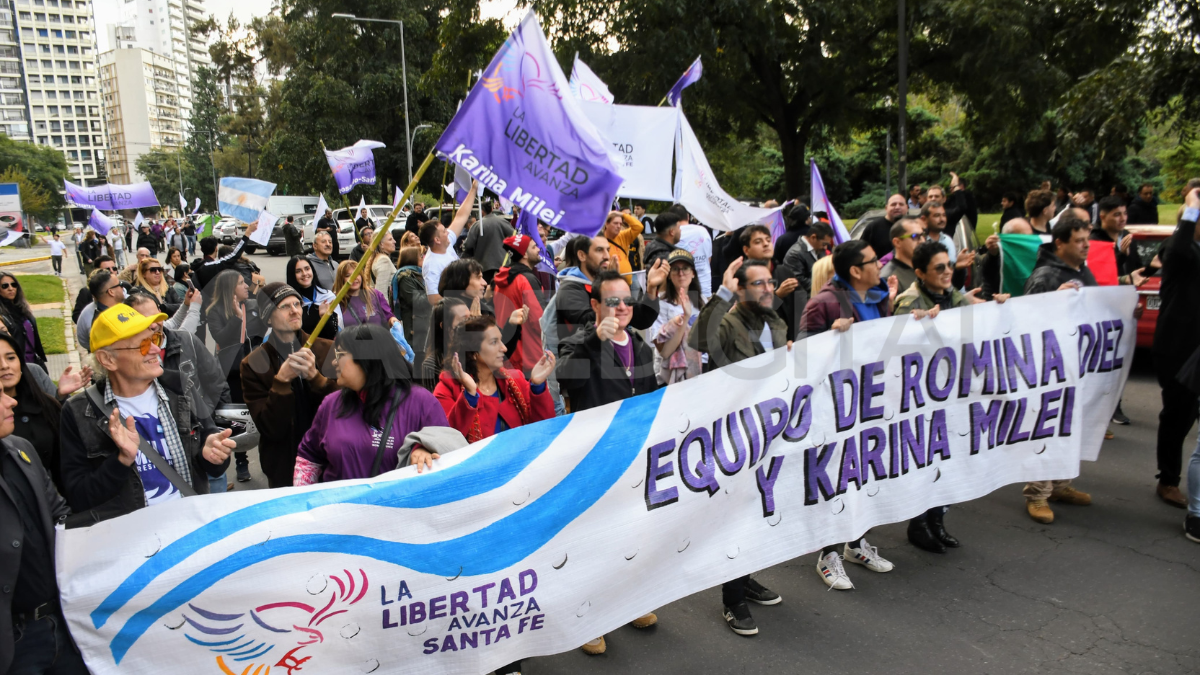 Los libertarios acompañaron la llegada de Karina Milei en la ciudad de Rosario. Los libertarios acompañaron la llegada de Karina Milei en la ciudad de Rosario.