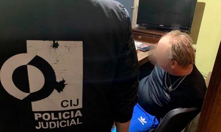 A. G., de 50 años, es docente de la Escuela Primaria N°23 de Villa Devoto. Fue arrestado anoche por la Policía de la Ciudad en su casa de la zona de Villa Real. A. G., de 50 años, es docente de la Escuela Primaria N°23 de Villa Devoto. Fue arrestado anoche por la Policía de la Ciudad en su casa de la zona de Villa Real.