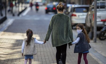 Los menores de 12 años deberán estar al cuidado de un adulto responsable. Los menores de 12 años deberán estar al cuidado de un adulto responsable.