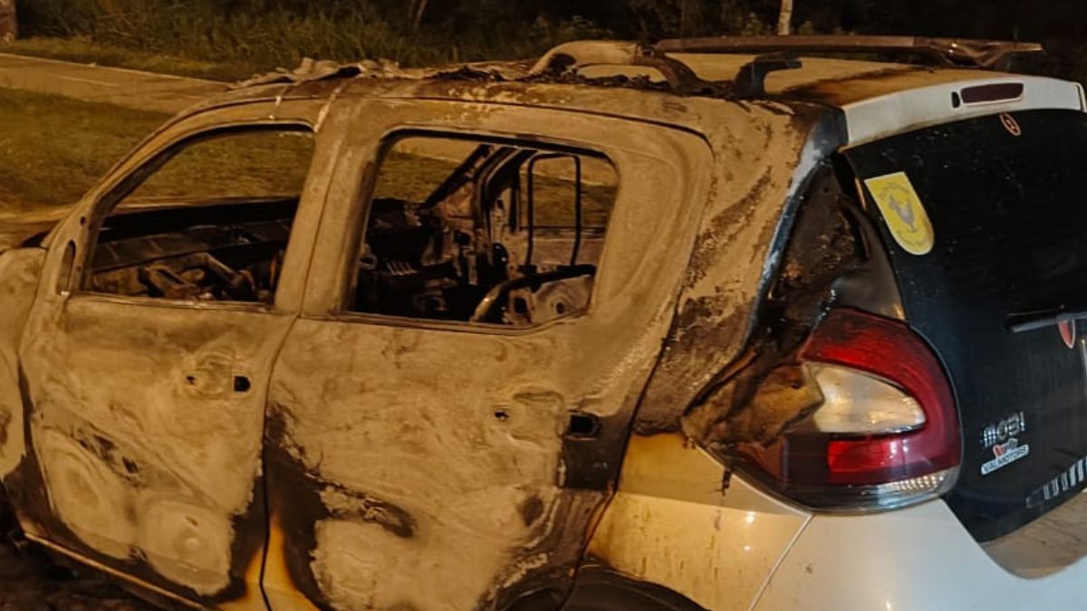 Hasta el momento, se desconocen las causas que originaron el incendio del vehículo. Hasta el momento, se desconocen las causas que originaron el incendio del vehículo.