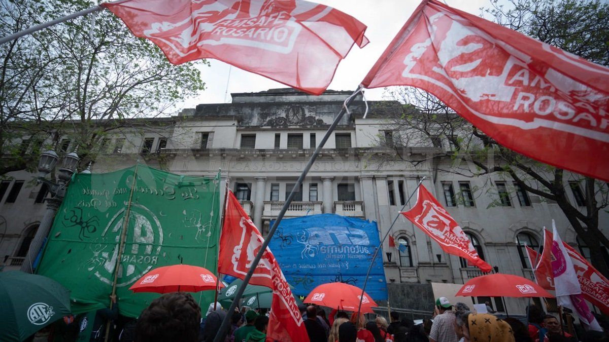 Alrededor de 200 personas que representan a las seccionales rosarinas de Amsafé y ATE llegaron este jueves a la capital provincial.