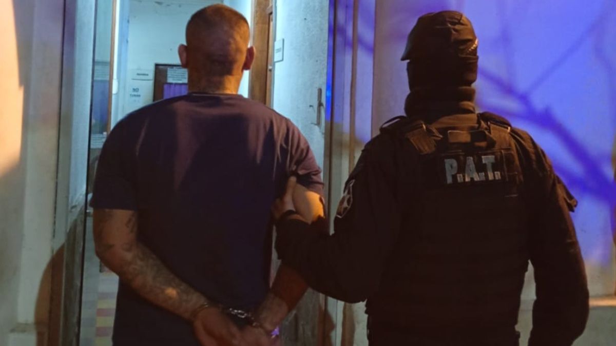 El barra al momento de ser trasladado a sede policial. 